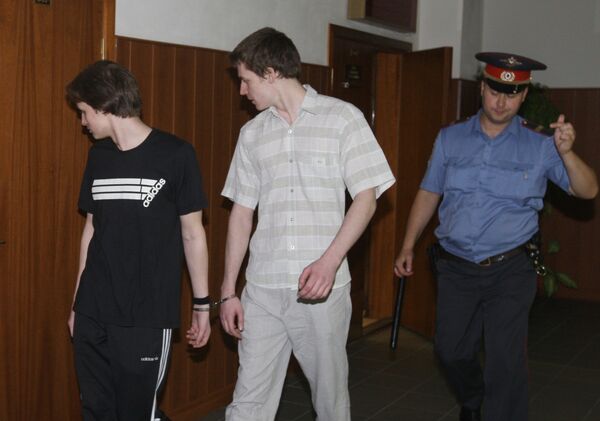 Студенты Дмитрий Медведев и Иван Новиков, признанные виновными в убийстве Леонида Барона Студенты Дмитрий Медведев и Иван Новиков, признанные виновными в убийстве Леонида Барона