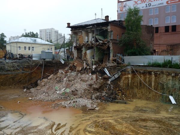 Обрушение стены жилого дома в Екатеринбурге Обрушение стены жилого дома в Екатеринбурге