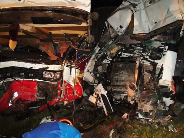Лобовое столкновение автобуса и грузовика на Кубани Лобовое столкновение автобуса и грузовика на Кубани