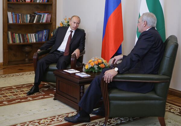 Премьер-министр РФ В.Путин и президент Абхазии Сергей Багапш во время встречи в Сухуми Премьер-министр РФ В.Путин и президент Абхазии Сергей Багапш во время встречи в Сухуми