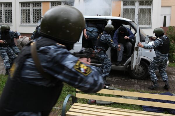Милиция штурмует горящую квартиру в Москве, откуда ведется стрельба Милиция штурмует горящую квартиру в Москве, откуда ведется стрельба
