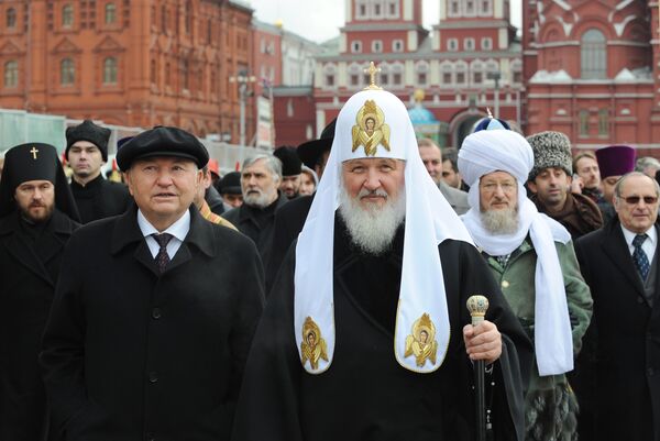 Патриарх Московский и Всея Руси Кирилл и мэр Москвы Юрий Лужков на шествии, посвященном Дню народного единства. Архив Патриарх Московский и Всея Руси Кирилл и мэр Москвы Юрий Лужков на шествии, посвященном Дню народного единства. Архив