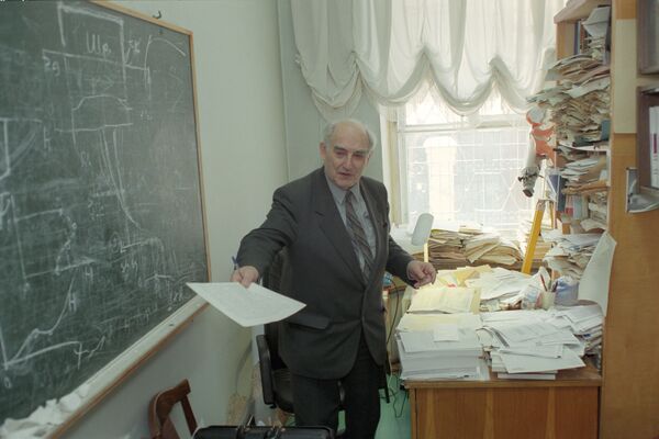 Академик В.Гинзбург Академик В.Гинзбург