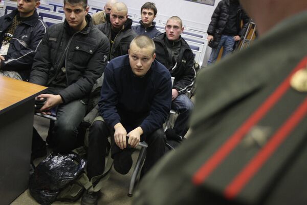 Власти выясняют, почему в аэропорту Калининграда застряли срочники Власти выясняют, почему в аэропорту Калининграда застряли срочники
