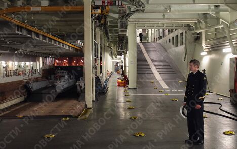 Французский военный корабль-вертолетоносец класса Мистраль на набережной имени Лейтенанта Шмидта Французский военный корабль-вертолетоносец класса Мистраль на набережной имени Лейтенанта Шмидта