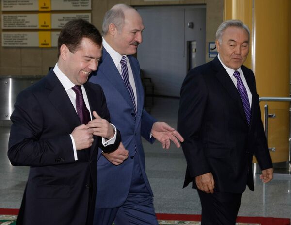 Президент РФ Дмитрий Медведев, президент Белоруссии Александр Лукашенко и президент Казахстана Нурсултан Назарбаев Президент РФ Дмитрий Медведев, президент Белоруссии Александр Лукашенко и президент Казахстана Нурсултан Назарбаев