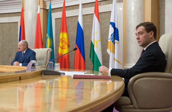 РФ и Белоруссия урегулируют вопрос пошлин на нефть в начале 2010 года РФ и Белоруссия урегулируют вопрос пошлин на нефть в начале 2010 года