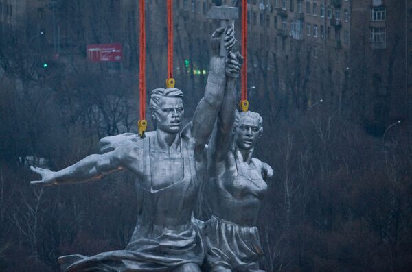 История с монументом Веры Мухиной «Рабочий и колхозница» еще при жизни скульптора стала превращаться одновременно и в легенду, и в анекдот. История с монументом Веры Мухиной «Рабочий и колхозница» еще при жизни скульптора стала превращаться одновременно и в легенду, и в анекдот.