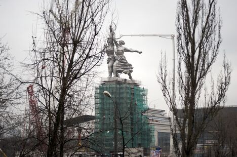 Скульптура Рабочий и Колхозница установлена на постамент Скульптура Рабочий и Колхозница установлена на постамент