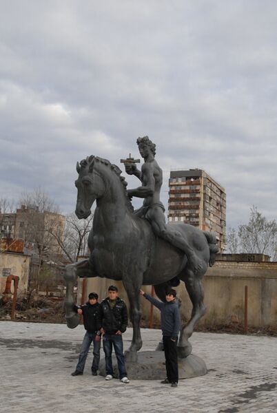 Бронзовый всадник, который был частью Мемориала, за неделю до взрыва перенесли во двор одного из близлежащих домов. Бронзовый всадник, который был частью Мемориала, за неделю до взрыва перенесли во двор одного из близлежащих домов.