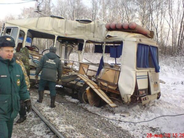 Локомотив столкнулся с рейсовым автобусом в Рязанской области, шестеро погибших Локомотив столкнулся с рейсовым автобусом в Рязанской области, шестеро погибших