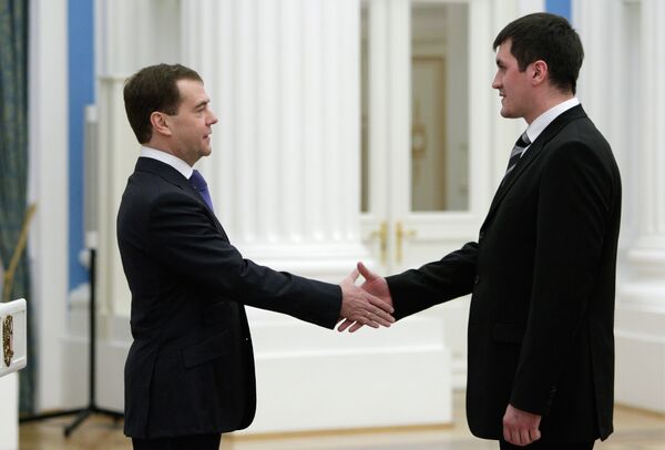 Дмитрий Медведев вручил в Кремле премии молодым ученым Дмитрий Медведев вручил в Кремле премии молодым ученым