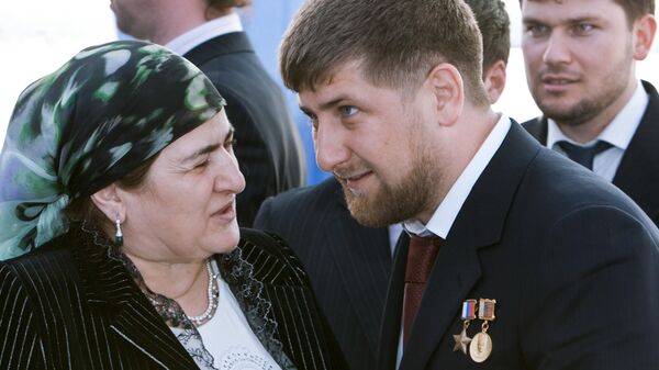 Мать Кадырова помогла с жильем двум семьям, обратившимся на прямую линию - РИА Новости, 03.03.2020
