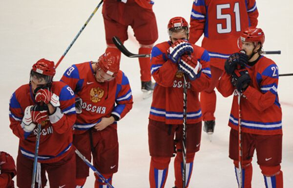 Российские хоккеисты после проигранного четвертьфинального матча между сборными России и Канады на ХXI зимних Олимпийских играх Российские хоккеисты после проигранного четвертьфинального матча между сборными России и Канады на ХXI зимних Олимпийских играх