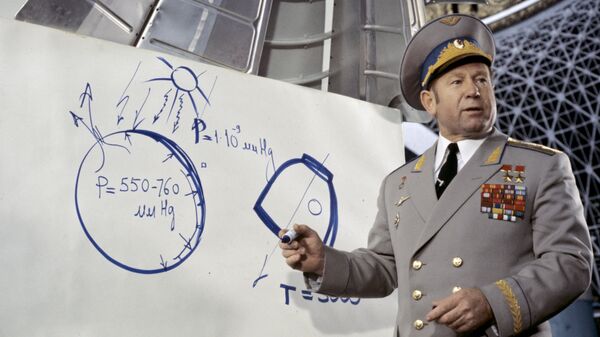 Летчик-космонавт СССР Алексей Леонов в павильоне Космос на ВДНХ СССР Летчик-космонавт СССР Алексей Леонов в павильоне Космос на ВДНХ СССР
