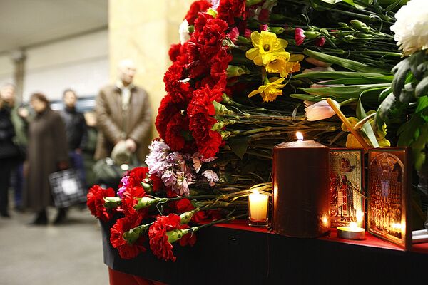 Возложение цветов на станции метро Парк культуры Возложение цветов на станции метро Парк культуры