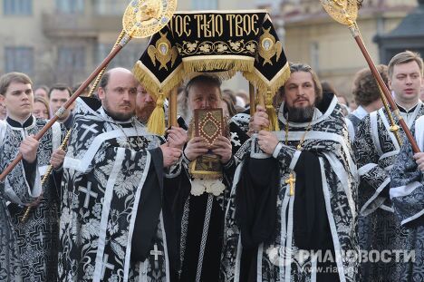 Патриарх Московский и всея Руси Кирилл совершил утреню с чином погребения Плащаницы в Храме Христа Спасителя Патриарх Московский и всея Руси Кирилл совершил утреню с чином погребения Плащаницы в Храме Христа Спасителя