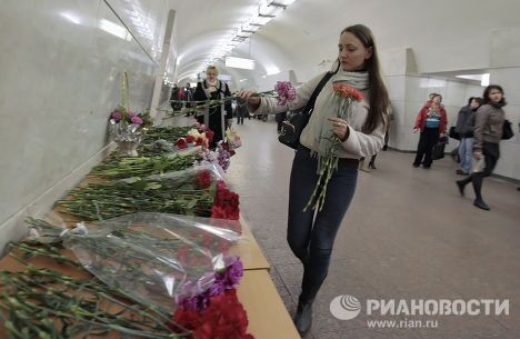 Жертв теракта в московском метро поминают на станции Лубянка Жертв теракта в московском метро поминают на станции Лубянка