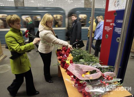 Жертв теракта в московском метро поминают на станции Парк Культуры Жертв теракта в московском метро поминают на станции Парк Культуры