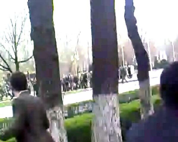 Стрельба в Бишкеке. Видео очевидца Стрельба в Бишкеке. Видео очевидца