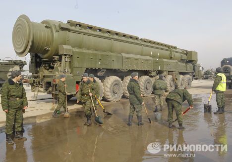 Демонстрация ракетного комплекса Тополь-М на подмосковном полигоне Алабино Демонстрация ракетного комплекса Тополь-М на подмосковном полигоне Алабино
