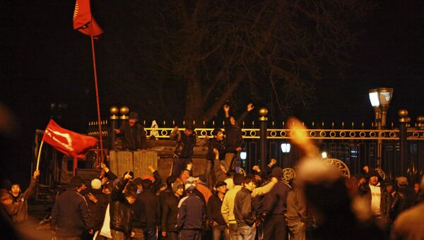 Митингующие у Дома правительства Киргизии в Бишкеке. Апрель 2010 г. Митингующие у Дома правительства Киргизии в Бишкеке. Апрель 2010 г.