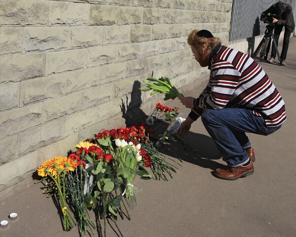 В знак скорби люди приносят цветы к посольству Польши в Москве В знак скорби люди приносят цветы к посольству Польши в Москве