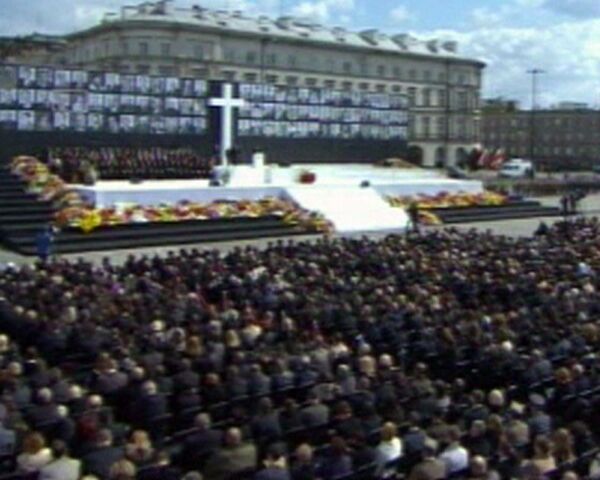 Сотни тысяч человек участвовали в траурной церемонии в Варшаве Сотни тысяч человек участвовали в траурной церемонии в Варшаве