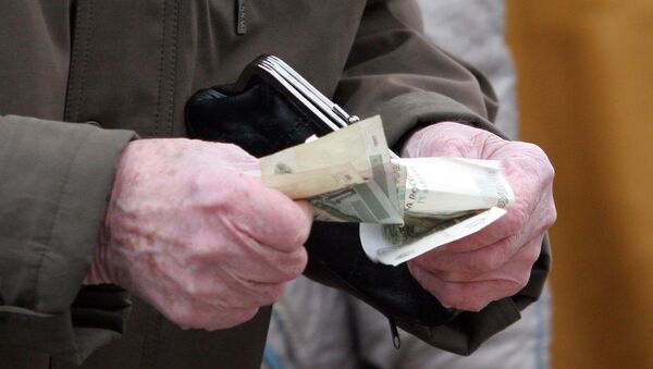 Пенсионеры делают покупки на рынке. Архив Пенсионеры делают покупки на рынке. Архив