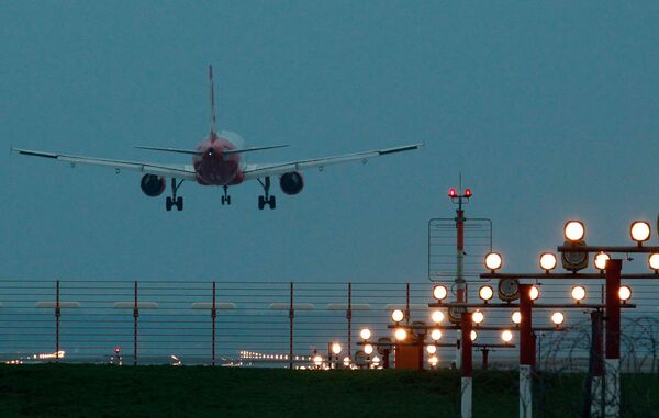 Самолет авиакомпании Air Berlin приземляется в аэропорту Тегель в Берлине Самолет авиакомпании Air Berlin приземляется в аэропорту Тегель в Берлине