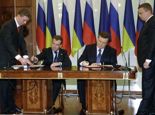 Подписание документов по итогам переговоров Дмитрия Медведева и Виктора Януковича Подписание документов по итогам переговоров Дмитрия Медведева и Виктора Януковича