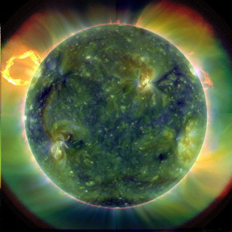 Солнце, каким его видит SDO: красные области относительно холодные (около 60 тысяч градусов Кельвина), синие и зеленые – более горячие (более миллиона градусов Кельвина) Солнце, каким его видит SDO: красные области относительно холодные (около 60 тысяч градусов Кельвина), синие и зеленые – более горячие (более миллиона градусов Кельвина)