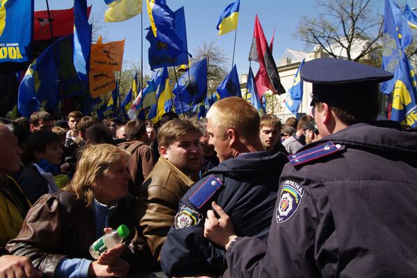 Митинг сторонников и противников соглашения по Черноморскому флоту у здания Верховной Рады Украины Митинг сторонников и противников соглашения по Черноморскому флоту у здания Верховной Рады Украины
