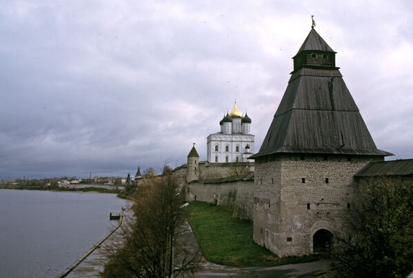 Псковский кремль на берегу реки Великой Псковский кремль на берегу реки Великой