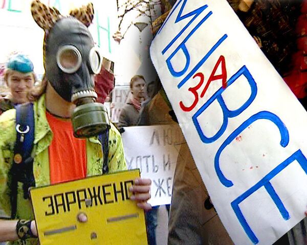 Монстранты гуляли по Москве в противогазах с лозунгами Будь, маразм Монстранты гуляли по Москве в противогазах с лозунгами Будь, маразм