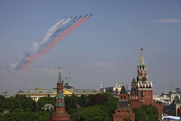 Пролет военной авиации над Красной площадью во время парада Победы Пролет военной авиации над Красной площадью во время парада Победы
