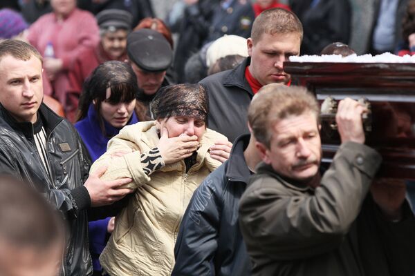 Похороны горняков, погибших во время взрывов на шахте Распадская Похороны горняков, погибших во время взрывов на шахте Распадская