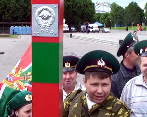 Пограничный столб в парке Горького установили бывшие защитники Родины Пограничный столб в парке Горького установили бывшие защитники Родины