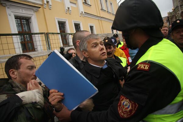 Жители столицы борятся с незаконным сносом исторического московского квартала в центре Москвы. Жители столицы борятся с незаконным сносом исторического московского квартала в центре Москвы.
