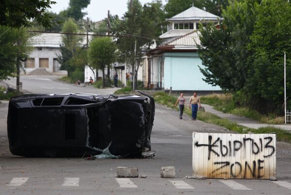 Перевернутый автомобиль и надпись Кыргыз зона на улице города Ош. Архив Перевернутый автомобиль и надпись Кыргыз зона на улице города Ош. Архив
