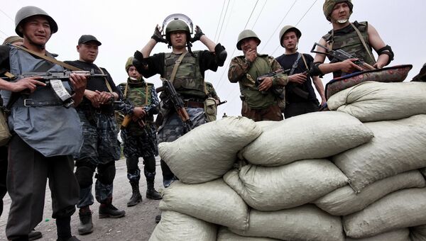 Военнослужащие на блокпосту на киргизский-узбекской границе. Архивное фото Военнослужащие на блокпосту на киргизский-узбекской границе. Архивное фото