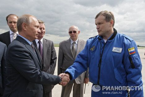 Премьер-министр РФ В.Путин присутствовал на испытаниях истребителя пятого поколения Т-50 Премьер-министр РФ В.Путин присутствовал на испытаниях истребителя пятого поколения Т-50