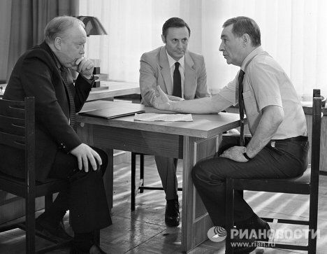 Вячеслав Тихонов и Юрий Соломин в фильме ТАСС уполномочен заявить Вячеслав Тихонов и Юрий Соломин в фильме ТАСС уполномочен заявить