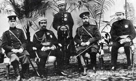 Император Николай II на встрече с сиамским королем Император Николай II на встрече с сиамским королем