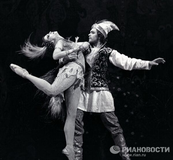 Майя Плисецкая и Николай Фадеечев в балете Игоря Стравинского Жар-птица Майя Плисецкая и Николай Фадеечев в балете Игоря Стравинского Жар-птица