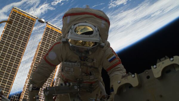 Российский космонавт Олег Котов во время выхода в открытый космос Российский космонавт Олег Котов во время выхода в открытый космос