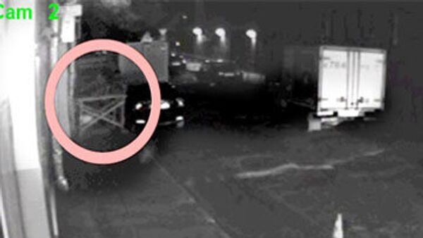 Тело умершей во время аборта женщины вывезли ночью. Стоп-кадр видео камер слежения Тело умершей во время аборта женщины вывезли ночью. Стоп-кадр видео камер слежения