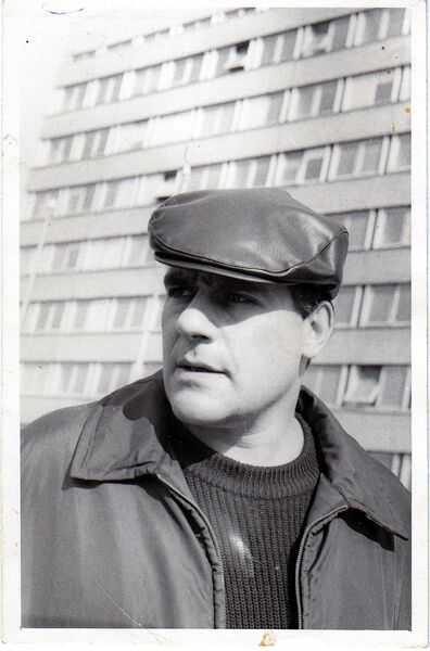 Писатель Сергей Довлатов на фоне таллинского дома печати. 1974 год Писатель Сергей Довлатов на фоне таллинского дома печати. 1974 год