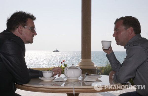 Президент РФ Д.Медведев и солист группы U2 Боно на встрече в Сочи Президент РФ Д.Медведев и солист группы U2 Боно на встрече в Сочи