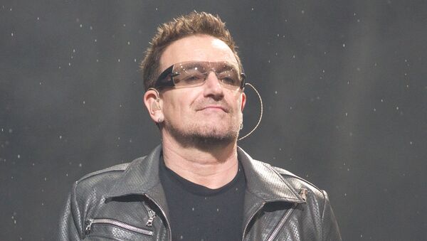 Солист ирландской группы U2 Боно во время концерта. Архивное фото Солист ирландской группы U2 Боно во время концерта. Архивное фото
